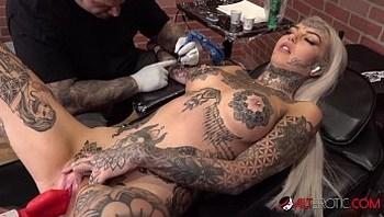 Amber Luke masturbates while getting tattooed