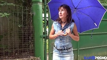 Cougar mature de 45 ans baisée dans le jardin [Full Video]