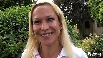Angelique, une mature au corps de jeune se fait baiser en extérieur