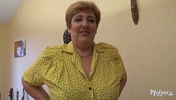 Sophia, mature aux gros seins se tape deux jeunes