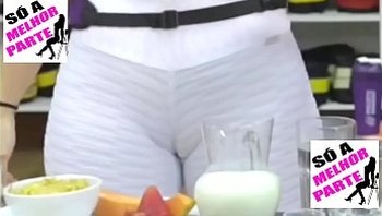 KELLY KEY GOSTOSA COM A BUCETA RACHANDO A CALÇA LEGGING BIG PUSSY CAMEL TOE