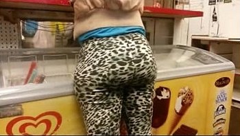 CANDID BOOTY IN LEGGINGS