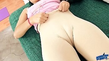 AMAZING CAMELTOE Teen! In Skin Tight Leggings! Round Ass!