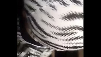 Latina shaking ass in leggings