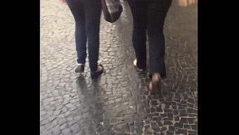 Duas gostosas andando no centro de legging