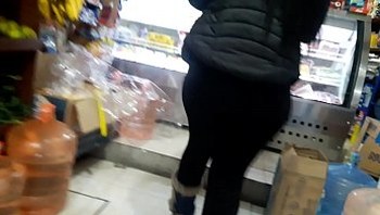 Enorme culo en leggins negros