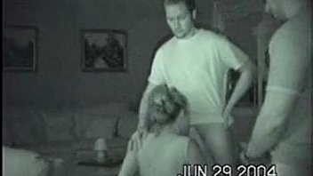 Corno e amigo levando boquete de esposa gostosa