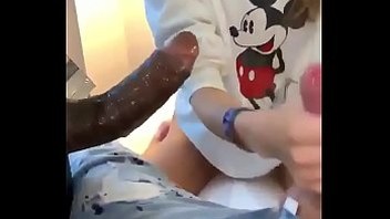 Branquinha esposa de corno chupou o amante negão e punhetando o corno