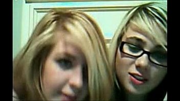 2 hot chicks