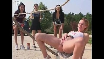 Piss 4 girls in a pissing contest