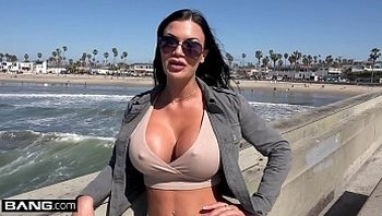 Jasmine Jae is a UK beauty that wants to experience American dick