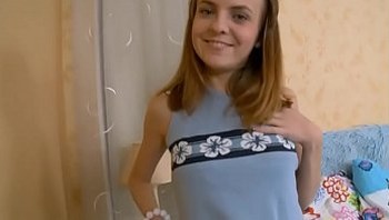 Худая шлюшка раздвинула ягодицы и по...