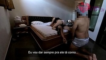 Cristina Almeida com outro homem em um motel, traindo e humilhando seu marido corno, ela tem a bucetinha e o cuzinho arrombados, tudo sem camisinha - Parte 1/2