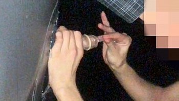 Punheta bem molhada pelo glory hole, e tirando leitinho da fonte