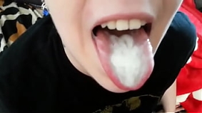 Girlfriend takes all sperm in mouth