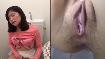 Kinky Asian Pees Upskirt